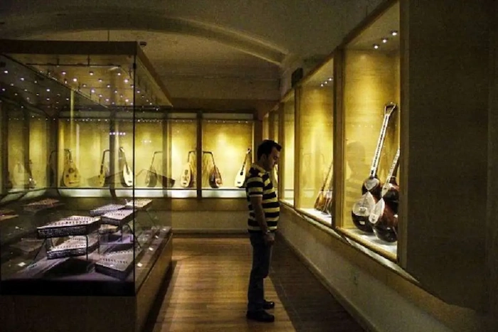 بازدید-گردشگران-از-ادوات-موسیقی-موزه-صدا-تبریز