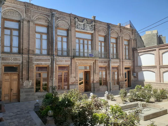 حیاط-باصفای-موزه-صدا-تبریز