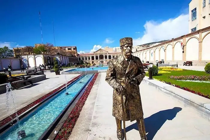 مجسمه-موزه-قاجار-خانه-امیرنظام-گروسی-در-محوطه-و-حوض-های-آبی-موزه-قاجار-تبریز-54586347