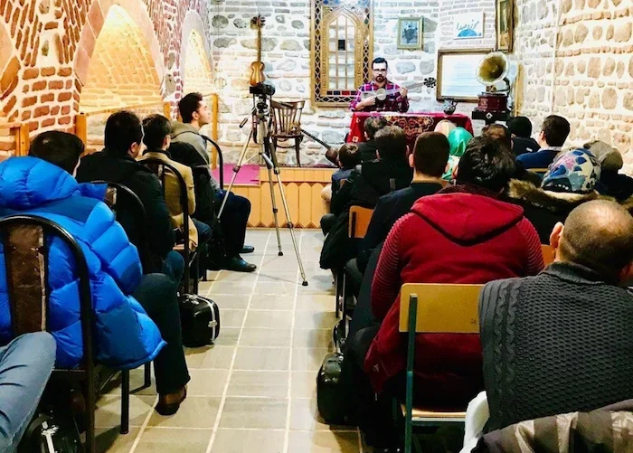 -نشست-های-موسیقی-آقای-ساجدی-در-موزه-صدا-تبریز-e1723015400813